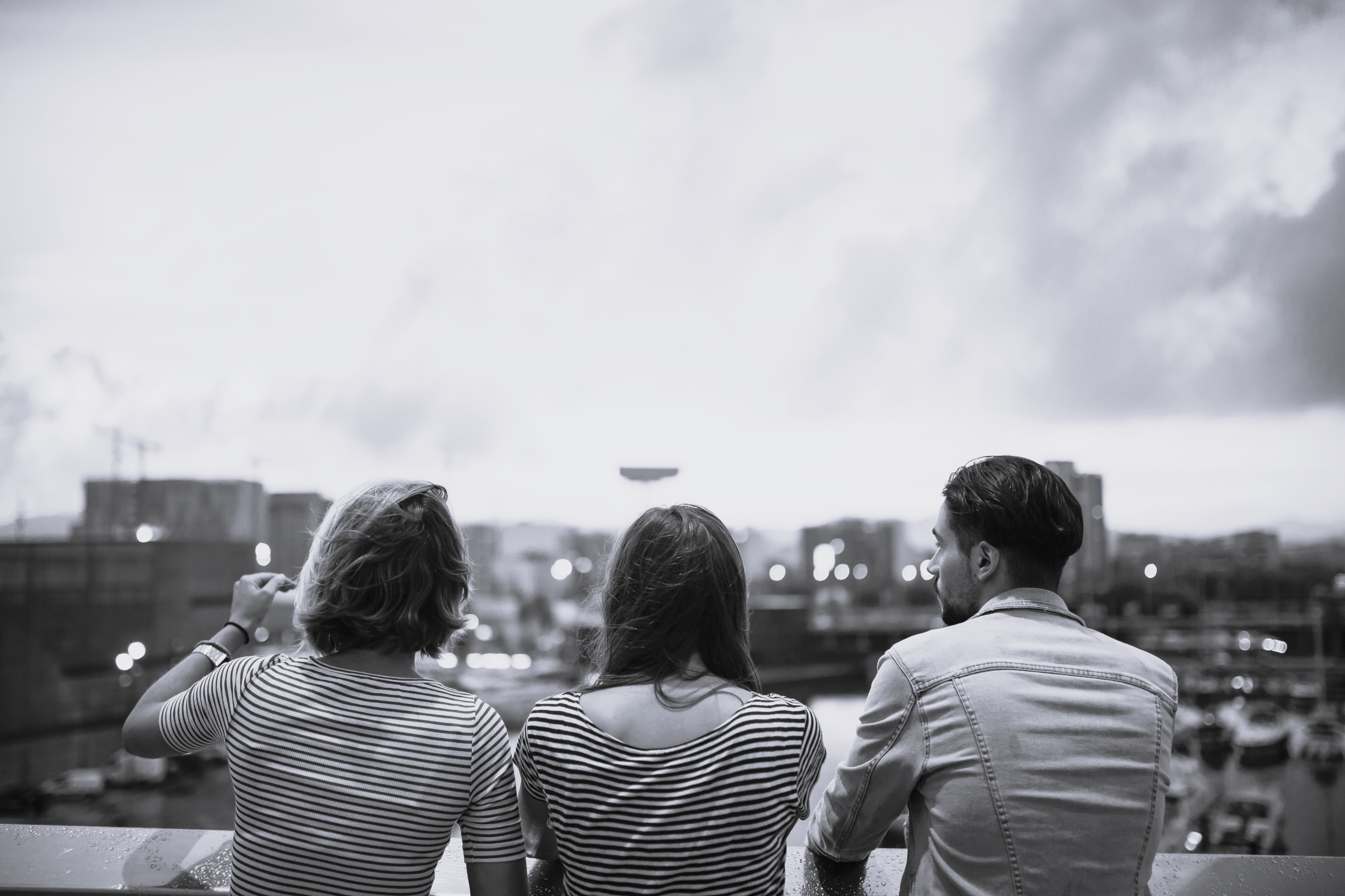 Amigos viendo las vistas desde un puente